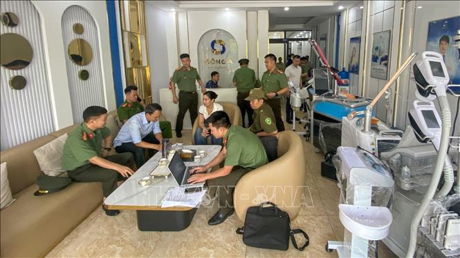 Lực lượng chức năng khám xét tại cơ sở Đông Á Beauty Center (phường Vĩnh Phúc, tỉnh Phú Thọ). Ảnh: TTXVN phát