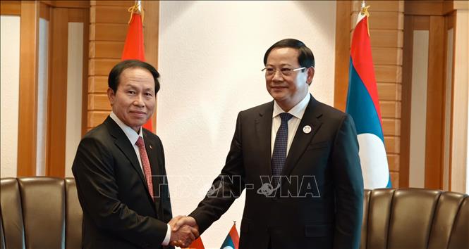 Phó Thủ tướng Lê Tiến Châu (trái) chúc mừng Thủ tướng Lào tái cử nhiệm kỳ 2026 - 2031. Ảnh: Bùi Hà- PV TTXVN tại Nhật Bản