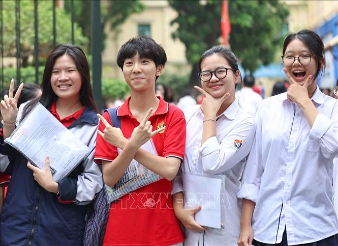 Thí sinh tự tin bước vào môn thi Toán của Kỳ thi tốt nghiệp THPT 2026, tại điểm thi Trường THCS Trưng Vương (phường Cửa Nam). Ảnh: Thanh Tùng - TTXVN