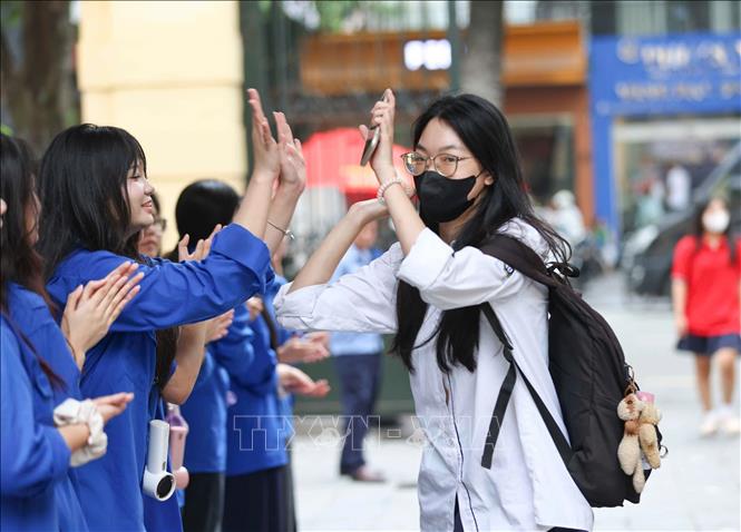 Thí sinh tới điểm thi Trường THCS Trưng Vương (phường Cửa Nam) để dự thi môn Toán. Ảnh: Thanh Tùng - TTXVN