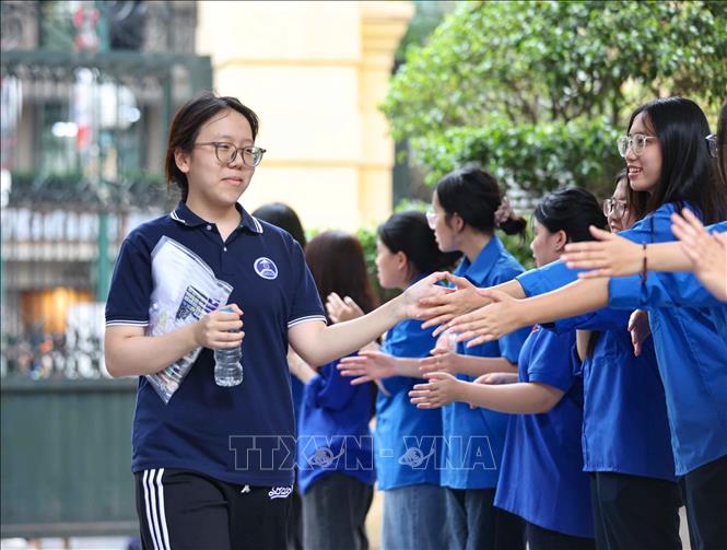 Thí sinh tự tin bước vào môn thi Toán của Kỳ thi tốt nghiệp THPT 2026, tại điểm thi Trường THCS Trưng Vương (phường Cửa Nam). Ảnh: Thanh Tùng - TTXVN
