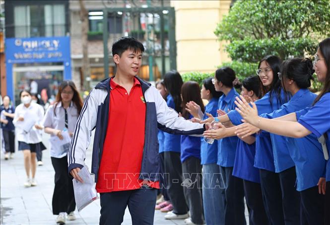 Thí sinh tự tin bước vào môn thi Toán của Kỳ thi tốt nghiệp THPT 2026, tại điểm thi Trường THCS Trưng Vương (phường Cửa Nam). Ảnh: Thanh Tùng - TTXVN
