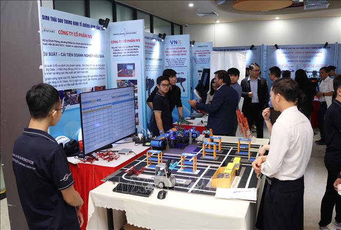 Các công nghệ, giải pháp trong lĩnh vực UAV, robot tự hành và chuyển đổi số được giới thiệu tại chương trình. Ảnh: Thu Hoài - TTXVN