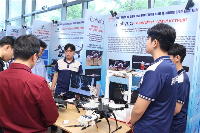 Các công nghệ, giải pháp trong lĩnh vực UAV, robot tự hành và chuyển đổi số được giới thiệu tại chương trình. Ảnh: Thu Hoài - TTXVN