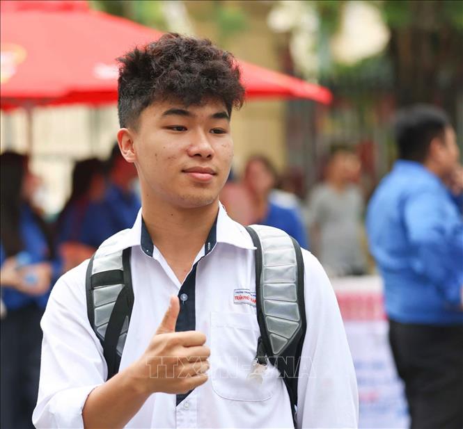 Thí sinh tự tin bước vào môn thi Toán của Kỳ thi tốt nghiệp THPT 2026, tại điểm thi Trường THCS Trưng Vương (phường Cửa Nam). Ảnh: Thanh Tùng - TTXVN