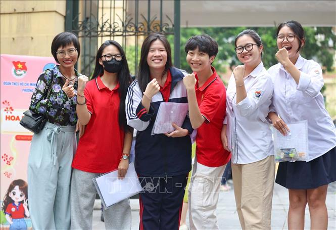 Thí sinh tự tin bước vào môn thi Toán của Kỳ thi tốt nghiệp THPT 2026, tại điểm thi Trường THCS Trưng Vương (phường Cửa Nam). Ảnh: Thanh Tùng - TTXVN