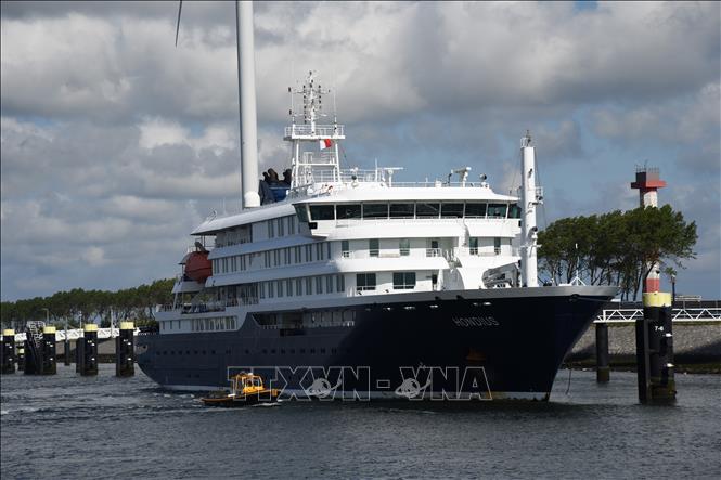 Tàu du lịch MV Hondius neo tại cảng Rotterdam, Hà Lan. Ảnh: THX/TTXVN