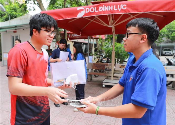 Thanh niên tình nguyện tại Điểm thi trường THPT Đoàn Kết - Hai Bà Trưng (phường Bạch Mai) hỗ trợ thí sinh trước khi bước vào môn Toán, môn thi thứ hai của Kỳ thi tốt nghiệp THPT 2026. Ảnh: Khánh Hoà - TTXVN