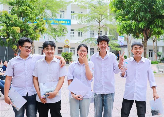 Thí sinh tại Điểm thi trường THPT Đoàn Kết - Hai Bà Trưng (phường Bạch Mai) trước khi bước vào môn Toán, môn thi thứ hai của Kỳ thi tốt nghiệp THPT 2026. Ảnh: Khánh Hoà - TTXVN