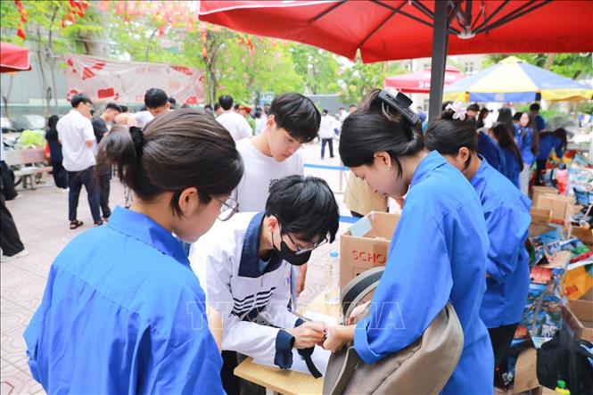 Thanh niên tình nguyện tại Điểm thi trường THPT Đoàn Kết - Hai Bà Trưng (phường Bạch Mai) hỗ trợ thí sinh trước khi bước vào môn Toán, môn thi thứ hai của Kỳ thi tốt nghiệp THPT 2026. Ảnh: Khánh Hoà - TTXVN