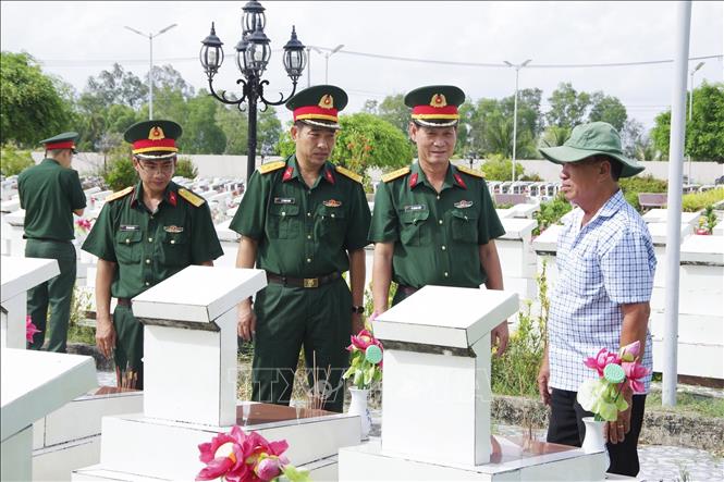 Thủ trưởng Bộ CHQS tỉnh Cà Mau khảo sát nghĩa trang để chuẩn bị cho công tác thực hiện lấy mẫu, bàn giao, số hóa HCLS tại  xã Trần Văn Thời. Ảnh: Văn Đông/TTXVN phát
