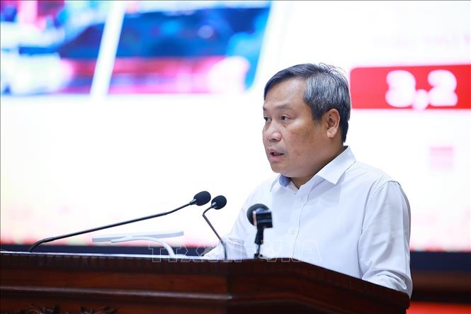 Chủ tịch UBND thành phố Hà Nội Vũ Đại Thắng báo cáo tình hình kinh tế-xã hội thành phố. Ảnh: Dương Giang - TTXVN 