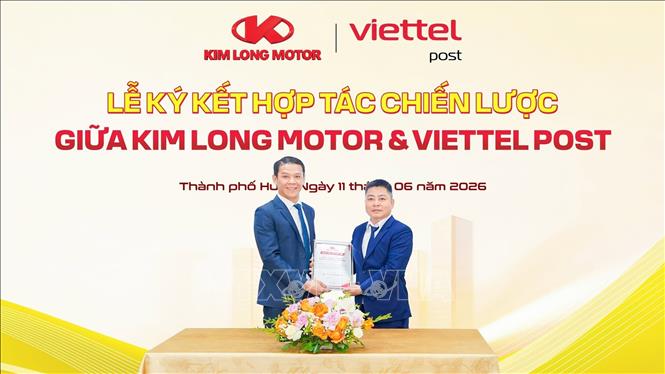 Lãnh đạo Kim Long Motor (bên trái) và lãnh đạo Viettel Post trao đổi thỏa thuận hợp tác. Ảnh: TTXVN phát