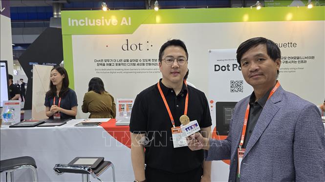 Phóng viên TTXVN phỏng vấn ông Eric Ju Yoon Kim, Đồng sáng lập & CEO của Dot Inc. về mục tiêu và kỳ vọng của Dot Inc. đối với thị trường Việt Nam. Ảnh: Đức Thắng - PV TTXVN tại Hàn Quốc

