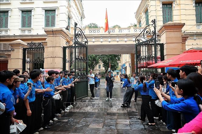 Thí sinh đầu tiên rời khu vực thi sau hoàn thành môn Toán tại điểm thi Trường THCS Trưng Vương (phường Cửa Nam). Ảnh: Phạm Tuấn Anh - TTXVN