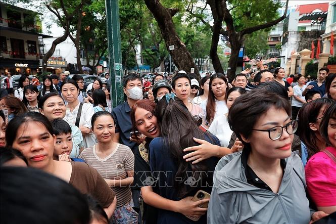 Đúng 16h ngày 11/6/2026, hồi trống hết giờ làm bài thi môn Toán tại các điểm thi tốt nghiệp THPT của thành phố Hà Nội vang lên cũng là lúc các thí sinh Thủ đô hoàn thành ngày thi đầu tiên. Ảnh: TTXVN