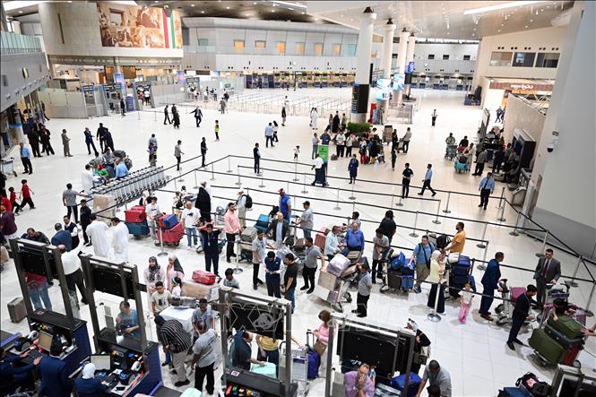 Hành khách tại sân bay quốc tế Kuwait ở Farwaniya, Kuwait ngày 1/6/2026. Ảnh: THX/TTXVN