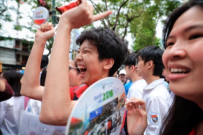 Thi sinh ăn mừng vì kết quả làm bài thi môn Toán trên mức mong đợi. Ảnh: Phạm Tuấn Anh - TTXVN