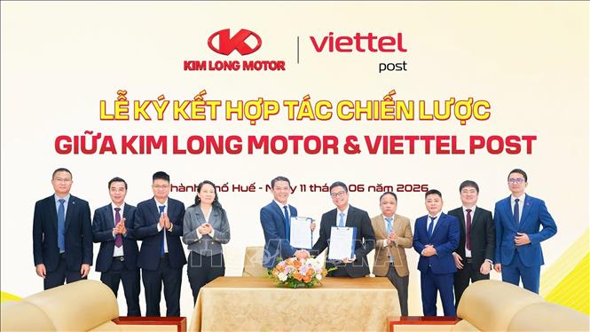 Lãnh đạo Kim Long Motor và Viettel Post trao đổi thỏa thuận hợp tác. Ảnh: TTXVN phát