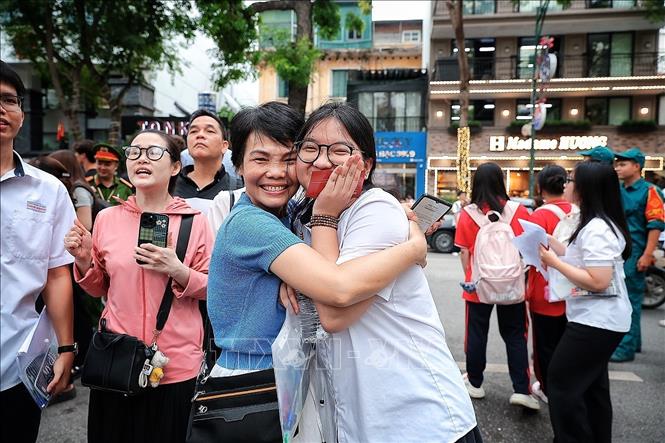 Niềm hạnh phúc của phụ huynh khi thí sinh làm tốt bài thi môn Toán. Ảnh: Phạm Tuấn Anh - TTXVN