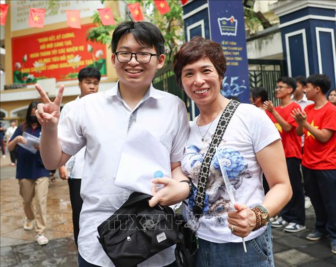 Phụ huynh mừng rỡ đón thí sinh sau khi kết thúc môn thi Toán. Ảnh: Thanh Tùng - TTXVN