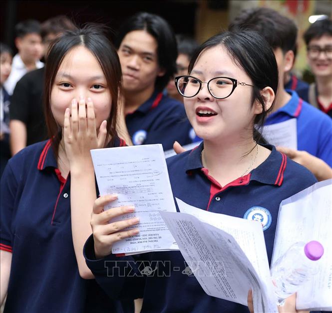Thí sinh tại điểm thi Trường THPT Trần Nhân Tông rạng rỡ sau hoàn thành bài thi môn Toán. Ảnh: Thanh Tùng - TTXVN