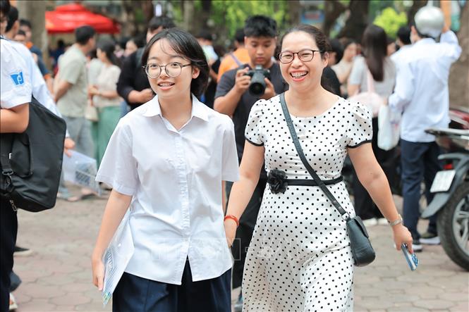 Niềm vui vỡ òa của phụ huynh khi đón con rời điểm thi sau khi hoàn thành môn Toán trong ngày thi đầu tiên tại điểm thi Trường THPT Phan Đình Phùng (Phường Ba Đình). Ảnh: Lê Đông - TTXVN