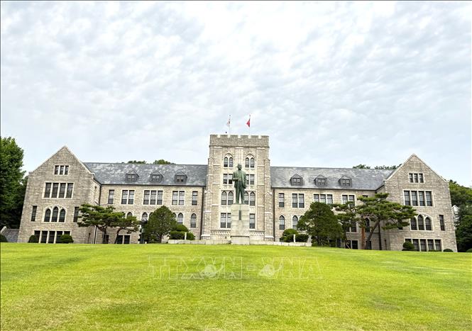 Tòa nhà trung tâm (Main Hall) của Đại học Korea mang phong cách kiến trúc Neo-Gothic đối xứng hoàn hảo, nổi bật với tháp canh vươn cao phía sau thảm cỏ xanh trải dài. Ảnh: Nhật Hưng - PV TTXVN tại Hàn Quốc