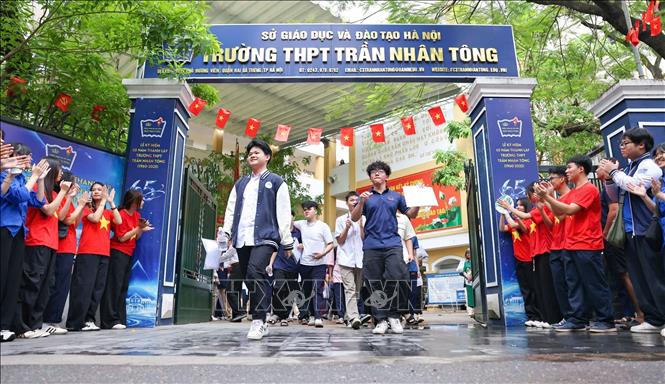 Thí sinh hoàn thành ngày thi đầu tiên tại điểm thi Trường THPT Trần Nhân Tông. Ảnh: Thanh Tùng - TTXVN