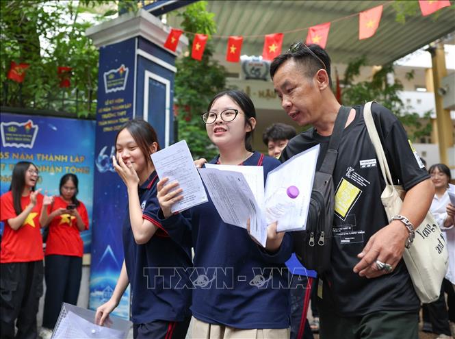 Phụ huynh mừng rỡ đón thí sinh sau khi kết thúc môn thi Toán. Ảnh: Thanh Tùng - TTXVN