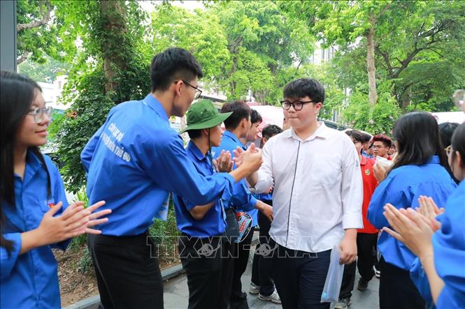 Thí sinh tại điểm thi Trường THPT Trần Phú - Hoàn Kiếm (phường Cửa Nam) hoàn thành ngày thi đầu tiên. Ảnh: Khánh Hoà - TTXVN