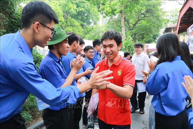 Thí sinh phấn khởi hoàn thành tốt bài thi. Ảnh: Khánh Hòa - TTXVN