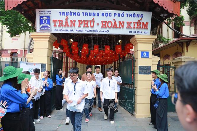 Thí sinh tại điểm thi Trường THPT Trần Phú - Hoàn Kiếm (phường Cửa Nam)  hoàn thành ngày thi đầu tiên. Ảnh: Khánh Hoà - TTXVN