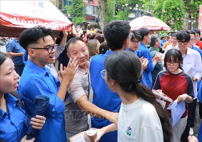 Niềm vui mừng khi con hoàn thành bài thi. Ảnh: Khánh Hoà - TTXVN