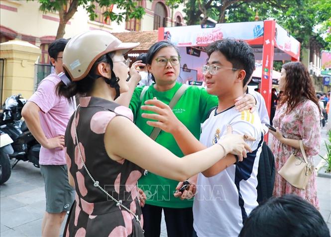 Niềm vui mừng khi con hoàn thành bài thi. Ảnh: Khánh Hoà - TTXVN