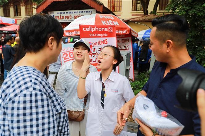 Phụ huynh chia sẻ cảm xúc với thí sinh sau khi hoàn thành ngày thi đầu tiên. Ảnh: Khánh Hoà - TTXVN