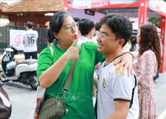 Phụ huynh chia sẻ cảm xúc với thí sinh sau khi hoàn thành ngày thi đầu tiên. Ảnh: Khánh Hoà - TTXVN