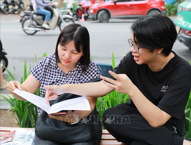Sự quan tâm của phụ huynh luôn là điểm tưạ cho các em trên con đường phía trước. Ảnh: Khánh Hoà - TTXVN