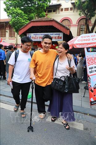 Sự quan tâm của phụ huynh luôn là điểm tưạ cho các em trên con đường phía trước. Ảnh: Khánh Hoà - TTXVN