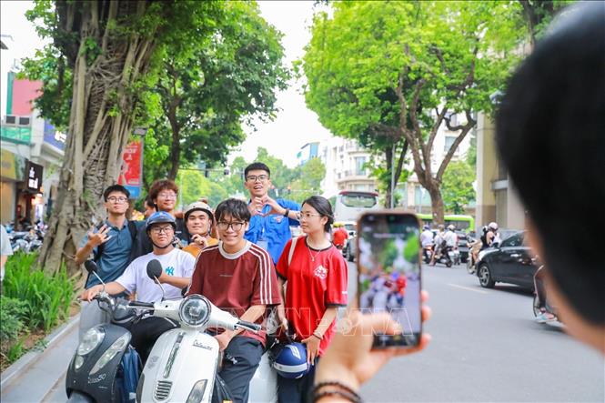 Sự quan tâm của phụ huynh luôn là điểm tưạ cho các em trên con đường phía trước. Ảnh: Khánh Hoà - TTXVN
