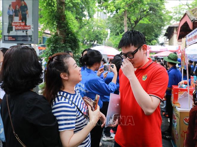Niềm vui mừng khi con hoàn thành bài thi. Ảnh: Khánh Hoà - TTXVN
