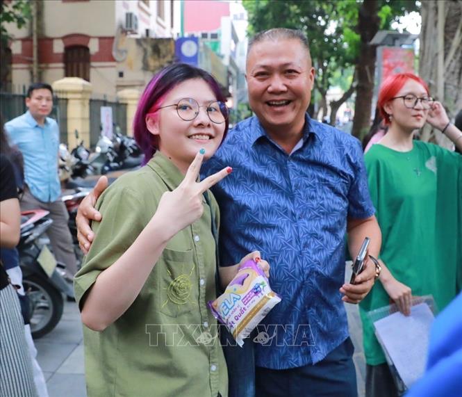 Sự quan tâm của phụ huynh luôn là điểm tưạ cho các em trên con đường phía trước. Ảnh: Khánh Hoà - TTXVN