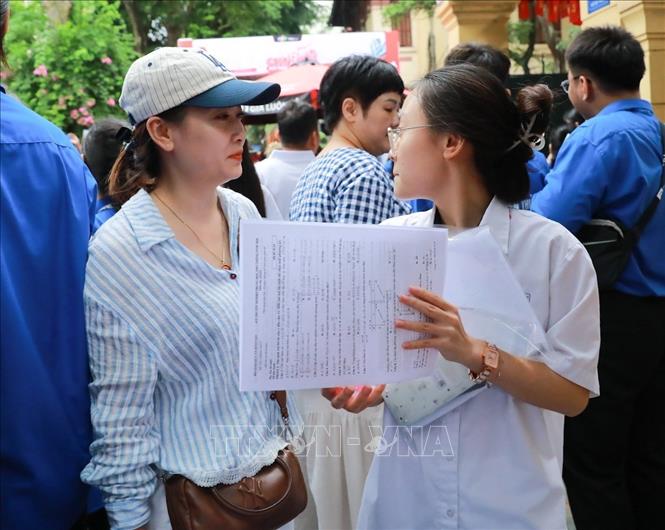 Sự quan tâm của phụ huynh luôn là điểm tưạ cho các em trên con đường phía trước. Ảnh: Khánh Hoà - TTXVN
