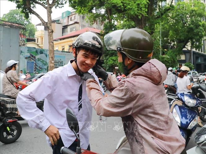 Sự quan tâm của phụ huynh luôn là điểm tưạ cho các em trên con đường phía trước. Ảnh: Khánh Hoà - TTXVN
