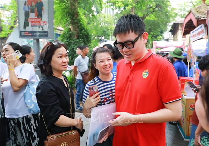 Niềm vui mừng khi con hoàn thành bài thi. Ảnh: Khánh Hoà - TTXVN
