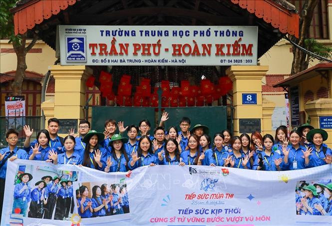 Thanh niên tình nguyện hỗ trợ kỳ thi tại điểm thi Trường THPT Trần Phú - Hoàn Kiếm (phường Cửa Nam). Ảnh: Khánh Hoà - TTXVN
