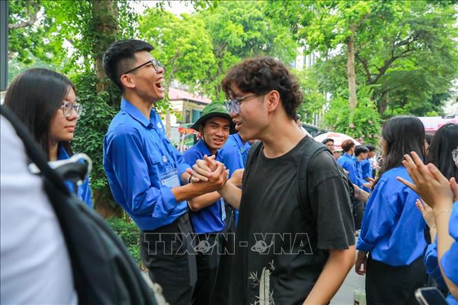Thí sinh tại điểm thi Trường THPT Trần Phú - Hoàn Kiếm (phường Cửa Nam) hoàn thành ngày thi đầu tiên. Ảnh: Khánh Hoà - TTXVN