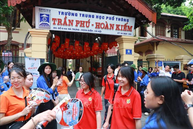 Thí sinh tại điểm thi Trường THPT Trần Phú - Hoàn Kiếm (phường Cửa Nam) hoàn thành ngày thi đầu tiên. Ảnh: Khánh Hoà - TTXVN