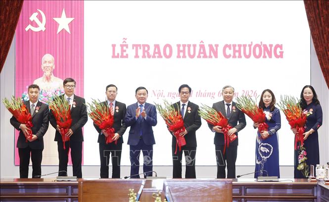Đồng chí Trần Cẩm Tú, Ủy viên Bộ Chính trị, Thường trực Ban Bí thư trao tặng Huân chương Lao động hạng Ba cho 7 cá nhân có thành tích xuất sắc trong công tác cải cách tư pháp. Ảnh: Thống Nhất – TTXVN