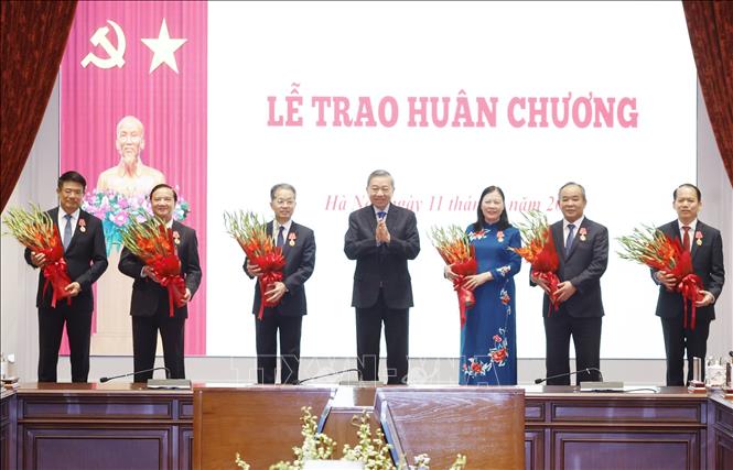 Tổng Bí thư, Chủ tịch nước Tô Lâm trao tặng Huân chương Lao động hạng Nhất, hạng Nhì cho các cá nhân có thành tích xuất sắc trong công tác cải cách tư pháp. Ảnh: Thống Nhất – TTXVN